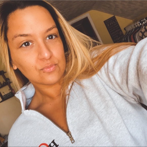 Meet your Posher, Lauren ✨✨ - Picture 4 of 4